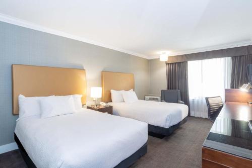 Una cama o camas en una habitación de Sandman Hotel Vernon