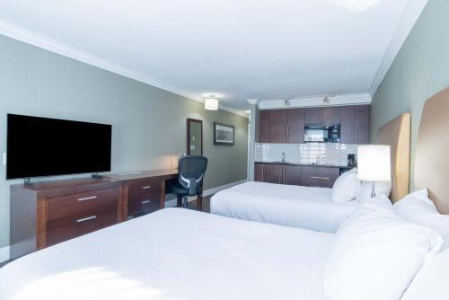 Una cama o camas en una habitación de Sandman Hotel Vernon