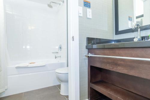 Un baño de Sandman Hotel Vernon