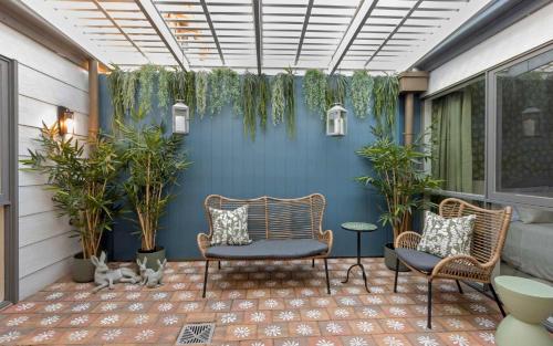 Un lugar para sentarse en Courtyard Home In Historic Port Adelaide