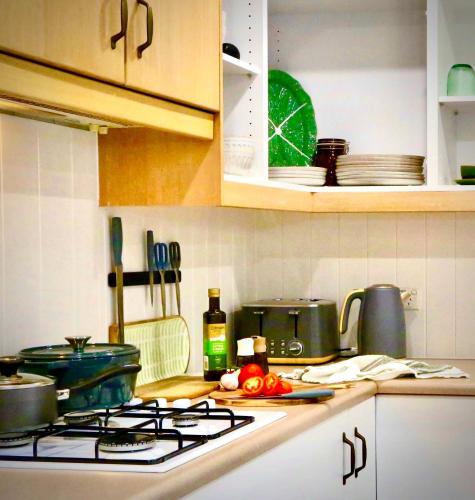 Una cocina o cocineta en Courtyard Home In Historic Port Adelaide