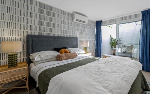 Una cama o camas en una habitación de Courtyard Home In Historic Port Adelaide
