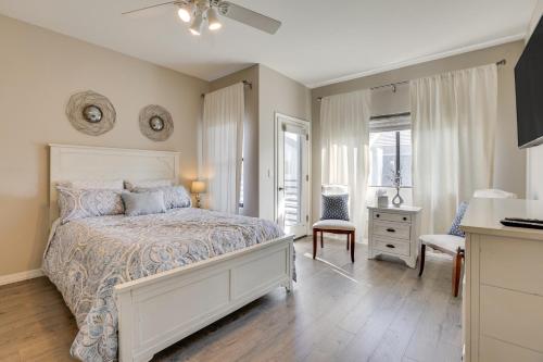 フェニックスにあるLess Than 1 Mi to Biltmore Fashion Park Condo with Pool!のベッドと机と窓のある寝室