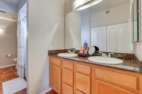 フェニックスにあるLess Than 1 Mi to Biltmore Fashion Park Condo with Pool!の洗面台が2つと鏡があるバスルーム
