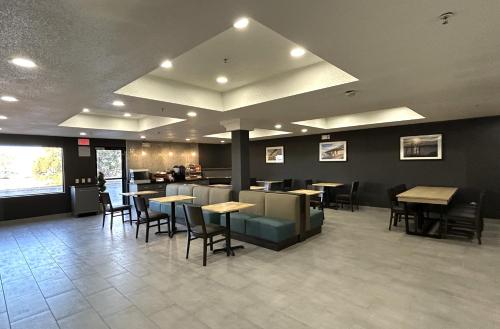 a dining room with tables and chairs in a restaurant at Best Western Plus Pocomoke City in Pocomoke City