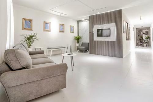 El Poblado 4 Bedrooms 3 Baths Terrace Privacy