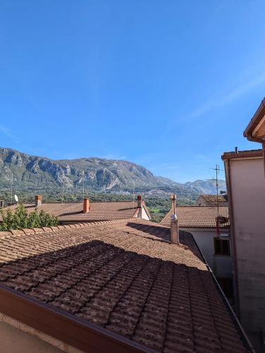 a roof of a house with mountains in the background at Forn'otto Apartment in Quaglietta