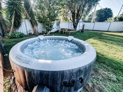 Un jardín fuera de Stylish home with hot tub and ping pong table!