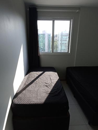 Postel nebo postele na pokoji v ubytování Excelente e moderno apartamento com linda vista