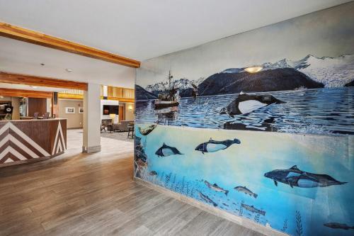 スワードにあるHotel Edgewaterの水中のイルカの絵が描かれた壁