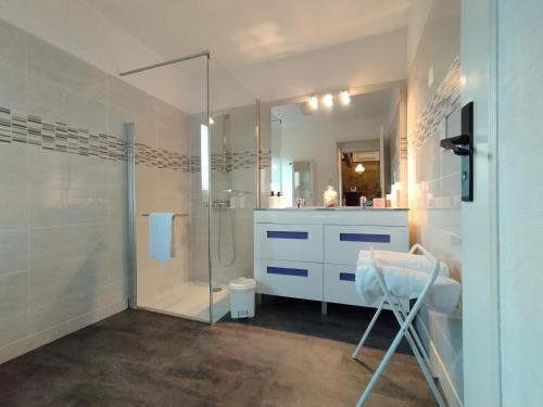 une salle de bain avec une douche à l'italienne et un lavabo dans l'établissement Maison Sèrra 4 étoiles avec piscine privée, dépendance, au Vigan