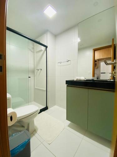 ein Badezimmer mit Dusche, Toilette und Waschbecken in der Unterkunft Malia Experience-Muro Alto e Porto de Galinhas in Ipojuca