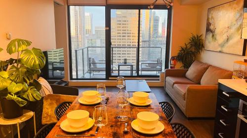 Χώρος καθιστικού στο LUXURY Downtown Sunset Getaway - Your Home Away From Home - Fully Stocked Kitchen, Gym, Balcony, FREE PARKING