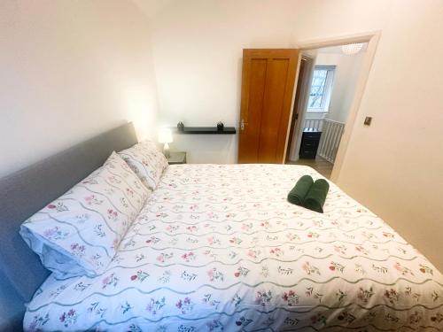 Ένα ή περισσότερα κρεβάτια σε δωμάτιο στο Exquisite Home Away From Home