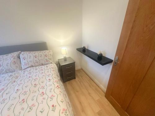 Ένα ή περισσότερα κρεβάτια σε δωμάτιο στο Exquisite Home Away From Home