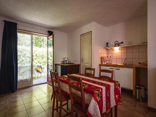 Η κουζίνα ή μικρή κουζίνα στο Cottage in Vézac near Forest and Lake