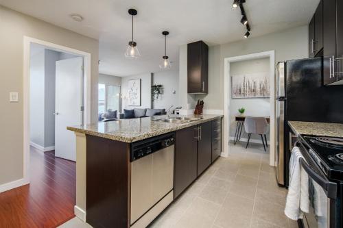 Η κουζίνα ή μικρή κουζίνα στο Cozy Condo! Central Location! Plus One Free Parking!