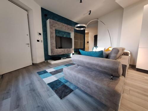 Una sala de estar con un sofá y un televisor. en Villa della Quiete, en San Mauro Torinese