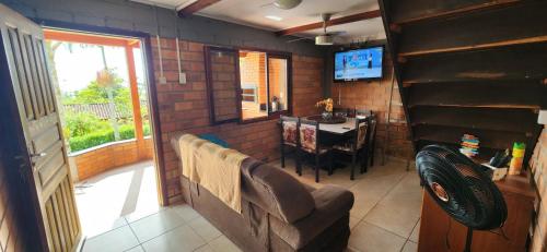 TV a/nebo společenská místnost v ubytování Chalé confortável para família.