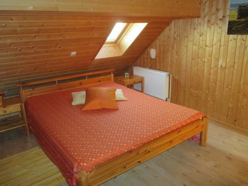 a bedroom with a bed in a room with wooden walls at Marijanas Ferienhof 1, Urlaub mit viel Platz zwischen Dornumersiel und Bensersiel, gehört zum Café Kunterbunt in Middelsbur