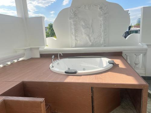 a bathroom with a bath tub on a wooden table at V20 Boutique Jacuzzi Hotel in Bangkok