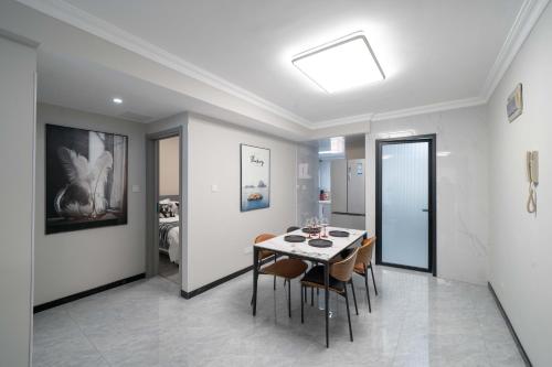 Kuchyň nebo kuchyňský kout v ubytování 上海柠檬汁民宿 Shanghai lemon juic B&B -Shanghai Lemon Deluxe Room外滩南京东路步行街