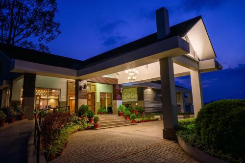 a house at night with the lights on at Sinclairs Retreat Kalimpong in Kalimpong