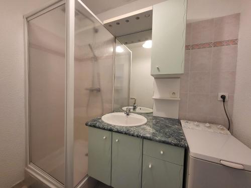 une salle de bain avec un lavabo et une douche dans l'établissement Appartement T2 avec balcon, à 100m de la plage et proche des commerces à Saint-Brevin-les-Pins - FR-1-364-93, à Saint-Brévin-les-Pins