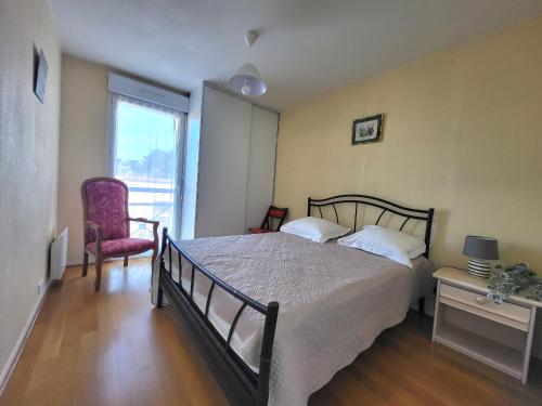 une chambre avec un lit, une chaise et une fenêtre dans l'établissement Appartement 2 pers à St Brevin les Pins, 50m plage, balcon, parking, proche commerces - FR-1-364-163, à Saint-Brévin-les-Pins