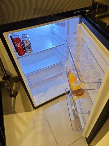 マニラにあるCondo next doorのオープン冷蔵庫(ドリンク、ソーダボトル付)