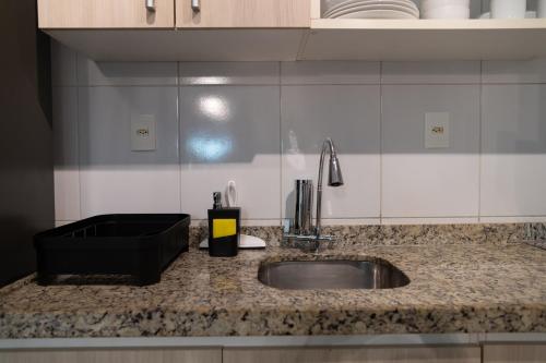 a kitchen counter top with a sink and a sink at Paraíso em Tambauzinho in João Pessoa