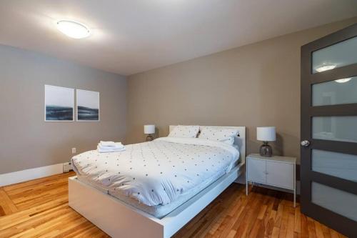 Ένα ή περισσότερα κρεβάτια σε δωμάτιο στο Gorgeous & Sunny Executive Suite #2, AC