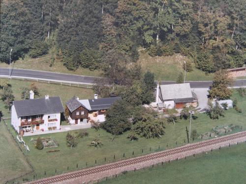 an aerial view of a house with a train yard at Ferienwohnung Stricker in Obertraun