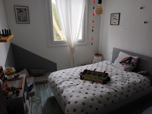- une chambre avec un lit et une valise dans l'établissement Maison, Piscine, à Rivesaltes