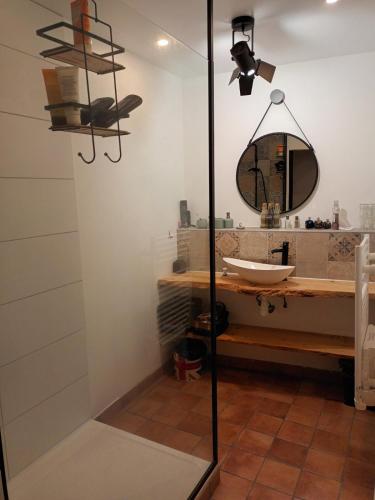 une salle de bain avec un lavabo et un miroir dans l'établissement Maison, Piscine, à Rivesaltes