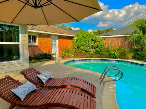 Πισίνα στο ή κοντά στο Houston Luxe Private Retreat for 16 people with Heated Pool, Big Sunroom, Billiards