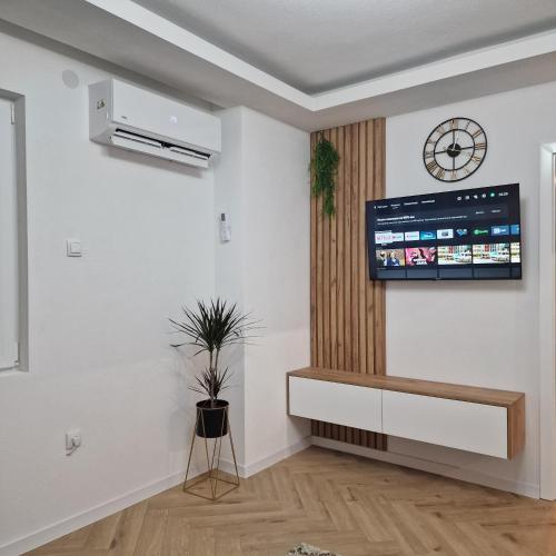 Μια τηλεόραση ή/και κέντρο ψυχαγωγίας στο Apartman Lakić