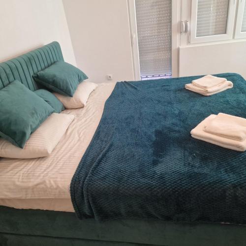 un grande letto con due asciugamani sopra di Apartman Lakić a Bijeljina