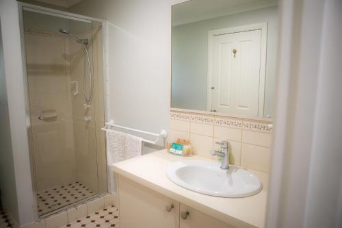 a bathroom with a sink and a shower at Bettenays Margaret River in Metricup