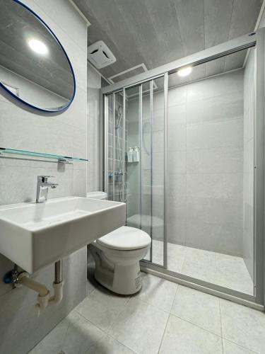 une salle de bain avec toilettes, lavabo et douche dans l'établissement Yoshi Hotel - Tainan Sinmei Branch, à Tainan