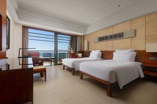 Кровать или кровати в номере Pullman Oceanview Sanya Bay Resort & Spa