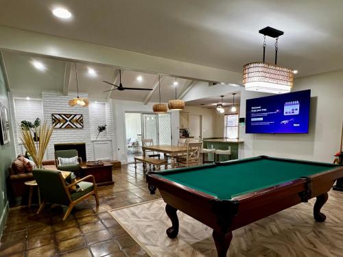 Μια τηλεόραση ή/και κέντρο ψυχαγωγίας στο Houston Luxe Private Retreat for 16 people with Heated Pool, Big Sunroom, Billiards