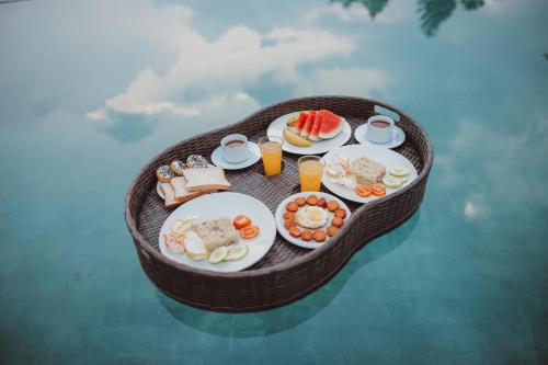 ein Modell eines Tisches mit Speisen und Getränken in der Unterkunft Anaira Glamping & Resort in Tjilobak