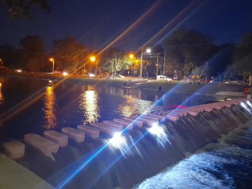 einen Pool in der Nacht mit weißen Tischen und Lichtern in der Unterkunft CASA - HAUS - Villa Cura Brochero in Villa Cura Brochero
