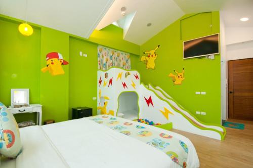 a bedroom with green walls and a bed with a slide at Michelin Castle - Yilan Homestay in Wujie