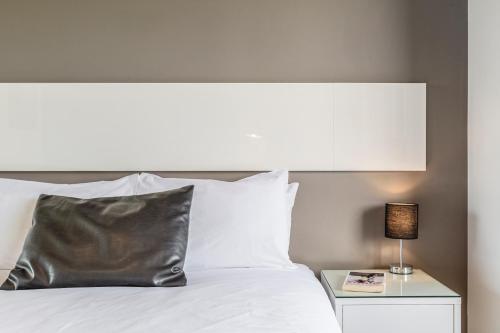 Una cama o camas en una habitación de Punthill Oakleigh