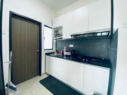 Kuchyň nebo kuchyňský kout v ubytování Desaru Utama Residence