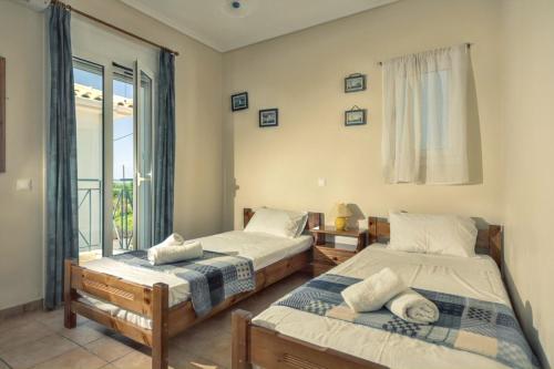 プラノスにあるElegant Villa in Planos + Private Pool.の窓のある部屋にベッドが2つある