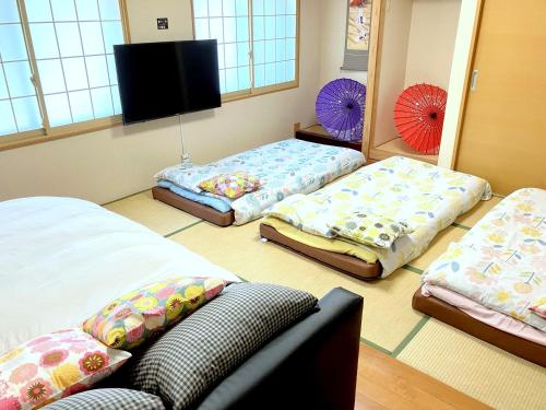 a room with three bean bags sitting on the floor at 大阪西九条stay屋上BBQ可 in Osaka