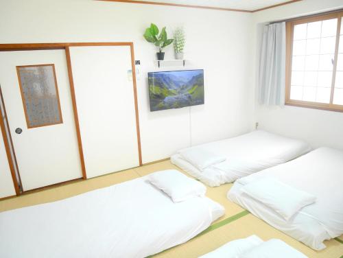 大阪市にある大阪西九条stay2 屋上BBQ可の白い壁の部屋にベッドが2つある